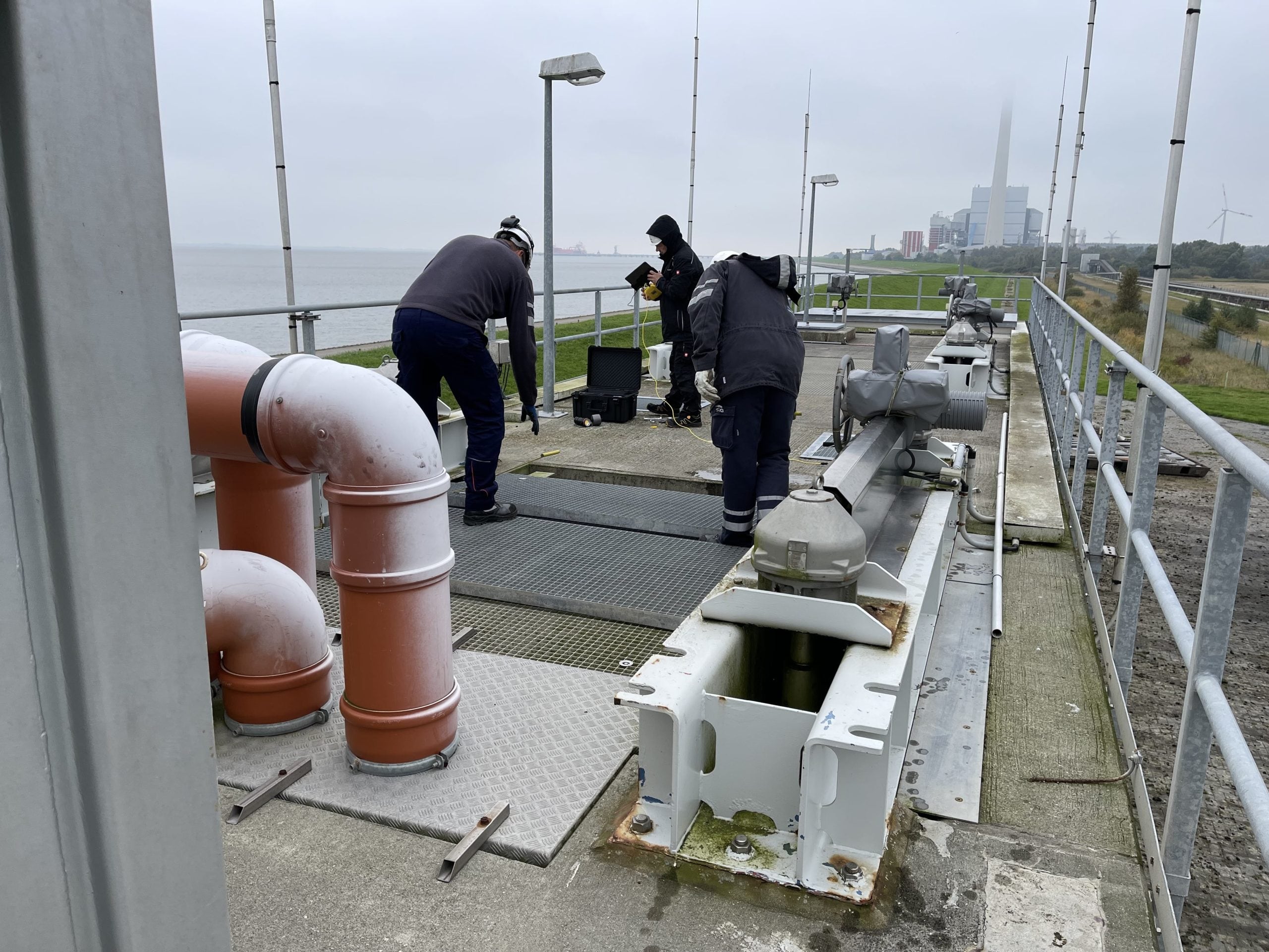Dike crossing structure at power plant &ndash; underwater inspection