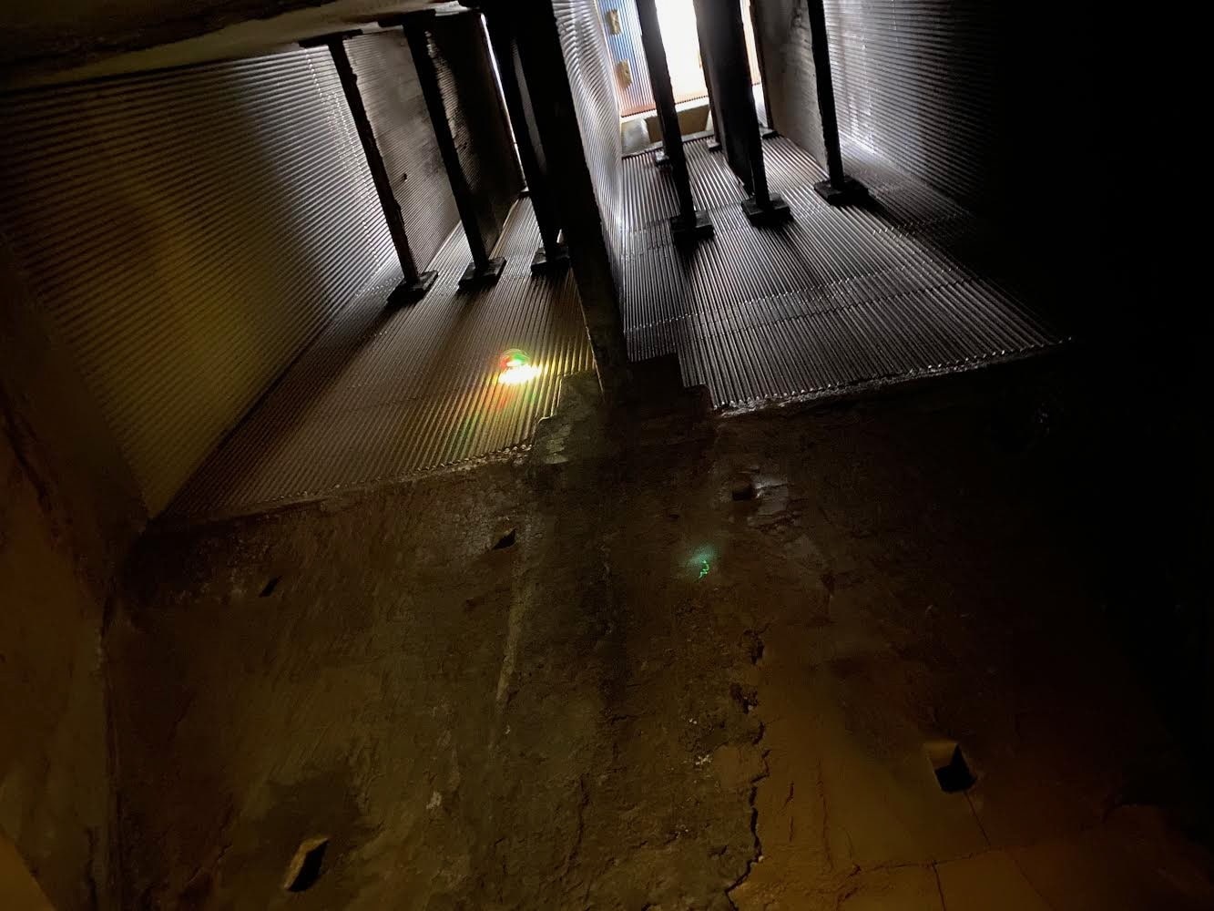 Drohne fliegt durch Rohre im Kraftwerkskessel