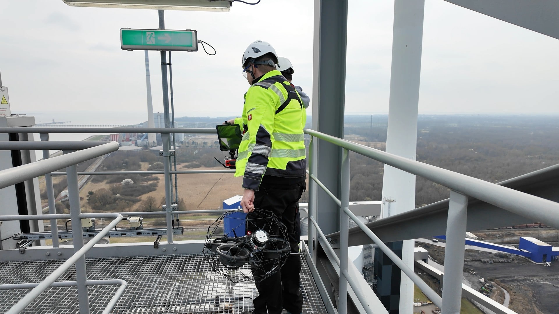 Pilot drona i klient omawiają dokumentację stanu instalacji