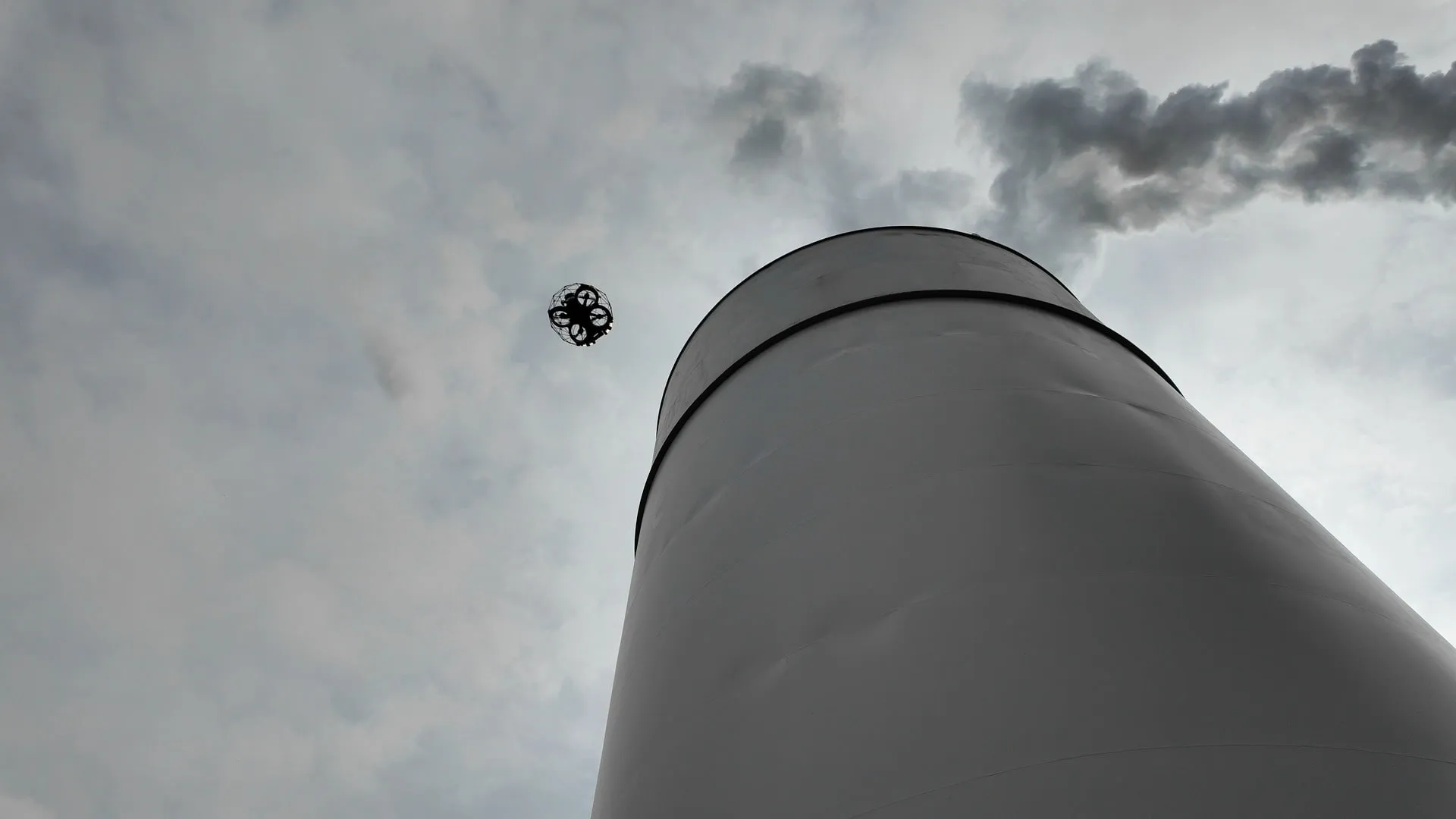 ELIOS 3 drone vliegt naast industriële tank