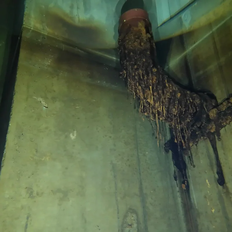 Sprinklertank-Innenraum mit Sedimentablagerungen