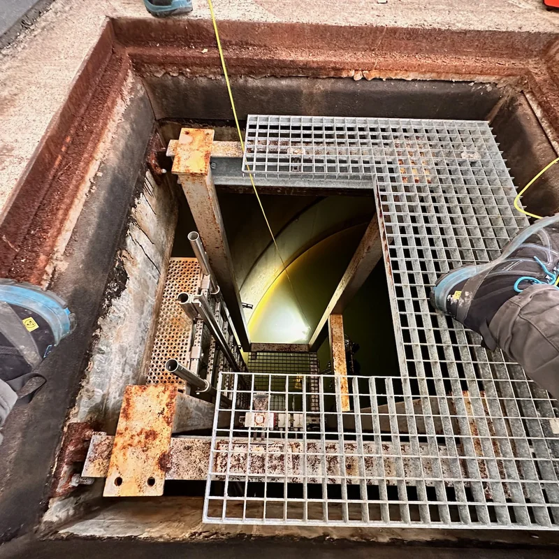 Sprinklertankinspektion – Christian Engelke auf dem Sprinklertank