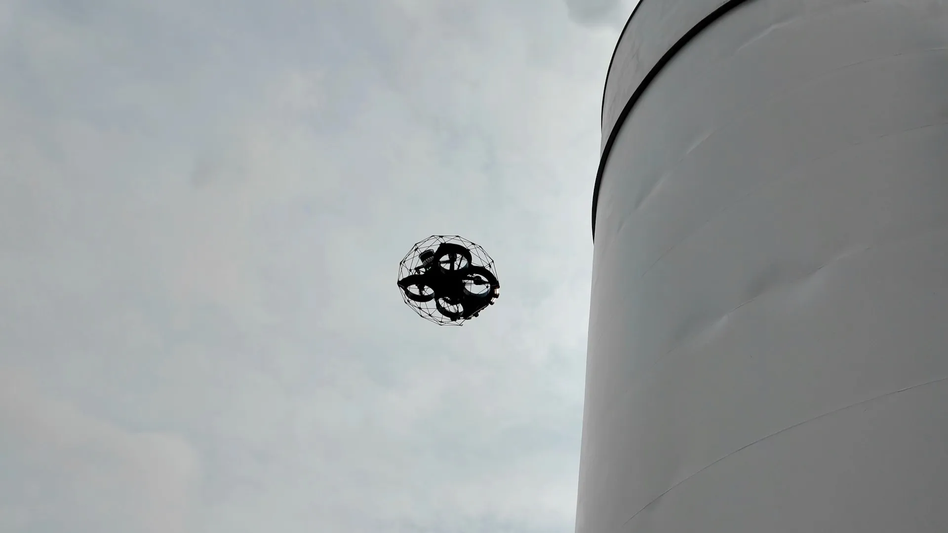 Ikke-destruktiv pr&oslash;vning (NDT) med drone &ndash; Flyability ELIOS 3 med VT, termografi og LiDAR