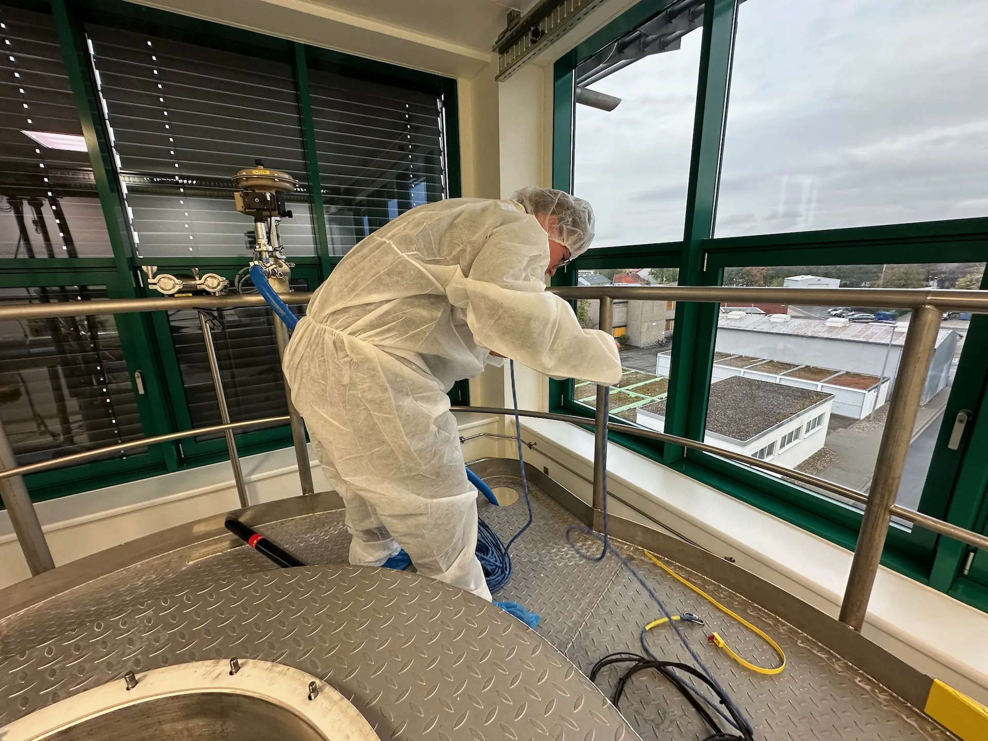 Droneinspektion legemiddelindustri – renrom, reaktorer, WFI-tanker
