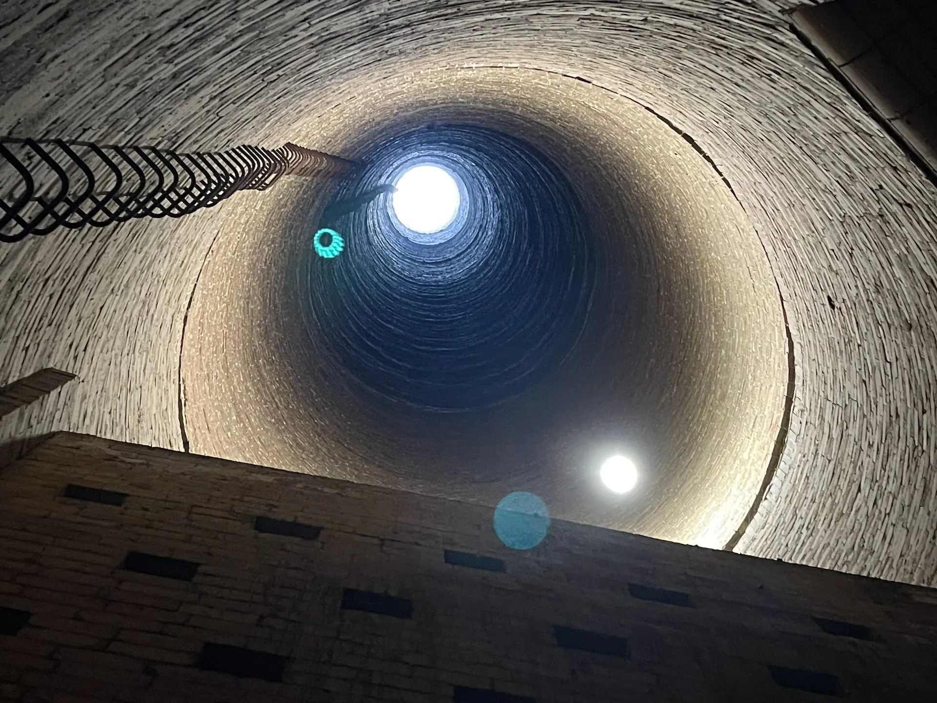 Droneinspektion af industrielt skorsten indvendigt – Flyability ELIOS 3